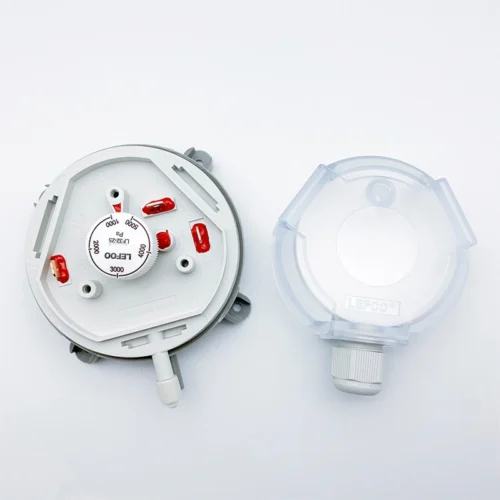 LF32-Ajuste-Campo-Escala-Calibrada Interruptor diferencial LF32 desmontado mostrando la perilla de ajuste y la cubierta clara