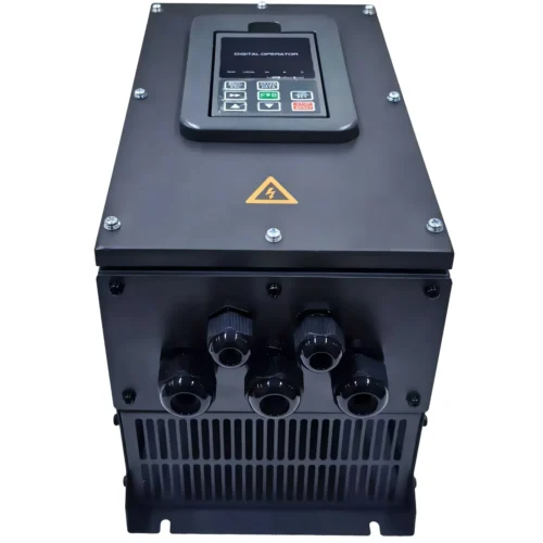 variador-industrial-v910-conexiones-prensaestopas-ip65 Vista inferior de un variador de frecuencia serie V910 mostrando cinco prensaestopas de sellado para cables y rejilla de ventilación protegida.