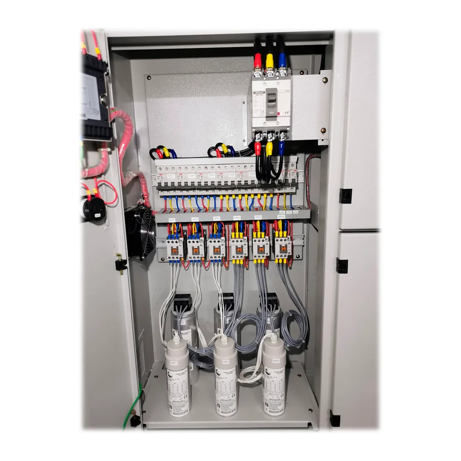 Interior de un tablero para banco de condensadores en baja tensión fabricado por SOLINTECK, con condensadores, contactores de maniobra y regulador varimétrico