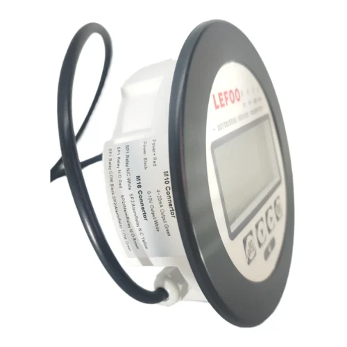 Manómetro LEFOO LFM326 — costado con la tabla de conexiones Costado del manómetro LFM326 con la etiqueta de conexiones de los conectores M10 y M16 y el prensaestopas de salida del cable