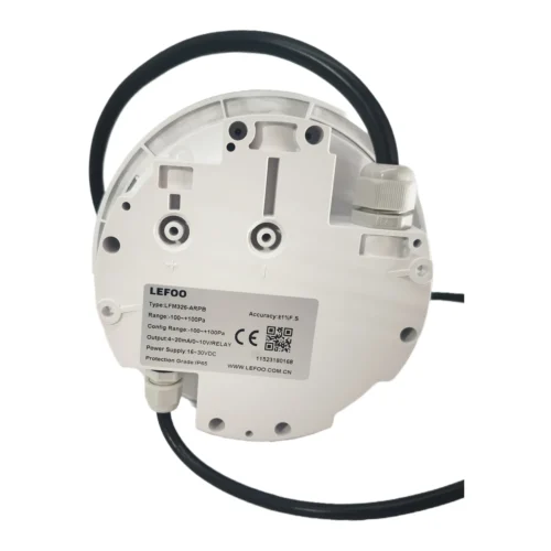 Manómetro LEFOO LFM326 — cara posterior con tomas de presión y placa de datos Cara posterior del manómetro LFM326 con las tomas de presión marcadas más y menos, el prensaestopas IP68 y la placa de datos del equipo