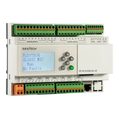 PLC HVAC Rievtech HC-M-D1006.82-1E en perspectiva desde la izquierda, con la pantalla LCD y el teclado de programación a la vista