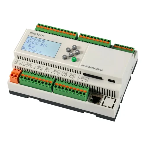 PLC HVAC Rievtech HC-M-D1006.82-1E — salidas a relé, triacs y AOUT Vista en ángulo del PLC HVAC Rievtech HC-M-D1006.82-1E con la serigrafía de las salidas Relay 1 a 6, Triac 7 y 8, AOUT 1 y 2, la alimentación 24 V y el puerto Ethernet