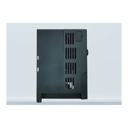 Variador monofásico a trifásico Rievtech RI9000-2S, vista lateral Vista lateral del variador de frecuencia Rievtech RI9000-2S con las ranuras de ventilación del disipador
