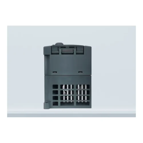 Variador monofásico a trifásico Rievtech RI9000-2S, vista posterior Parte posterior del variador de frecuencia Rievtech RI9000-2S con el disipador de aletas y los soportes de montaje