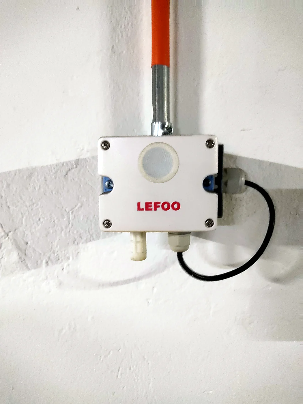 Sensor de monóxido de carbono Lefoo instalado y cableado sobre muro