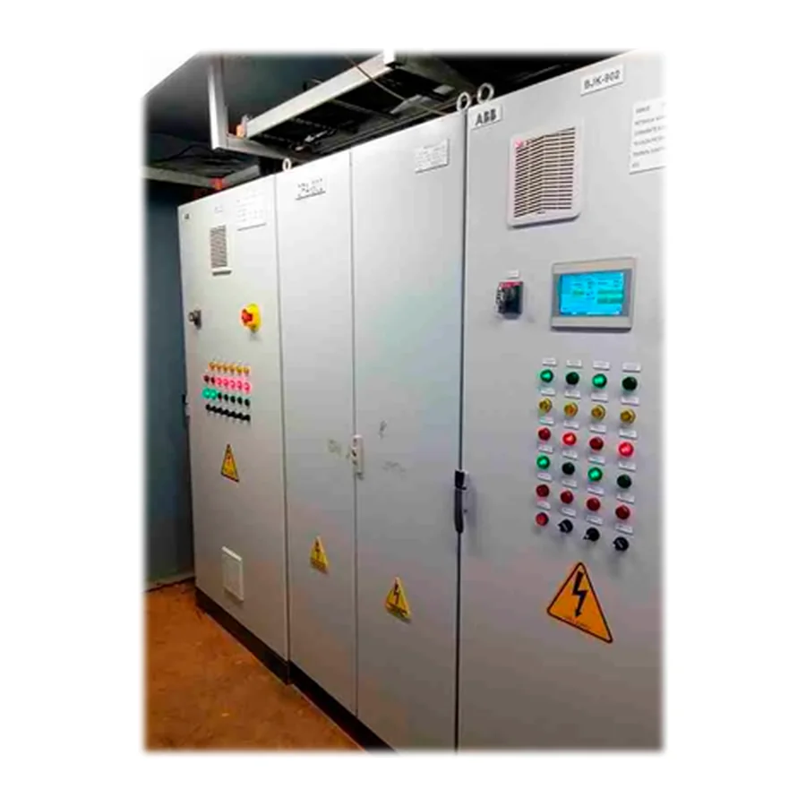 Tablero de automatización y control en baja tensión fabricado por SOLINTECK, con pantalla HMI, pilotos de estado y selectores de mando en la puerta