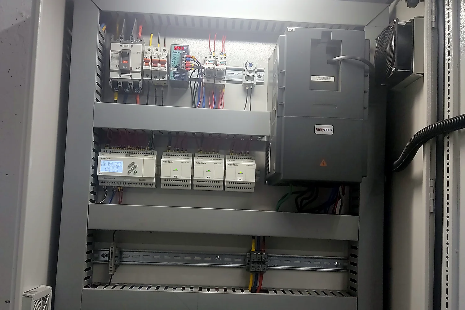 Tablero de control de SOLINTECK abierto, con protecciones, PLC, variador y borneras