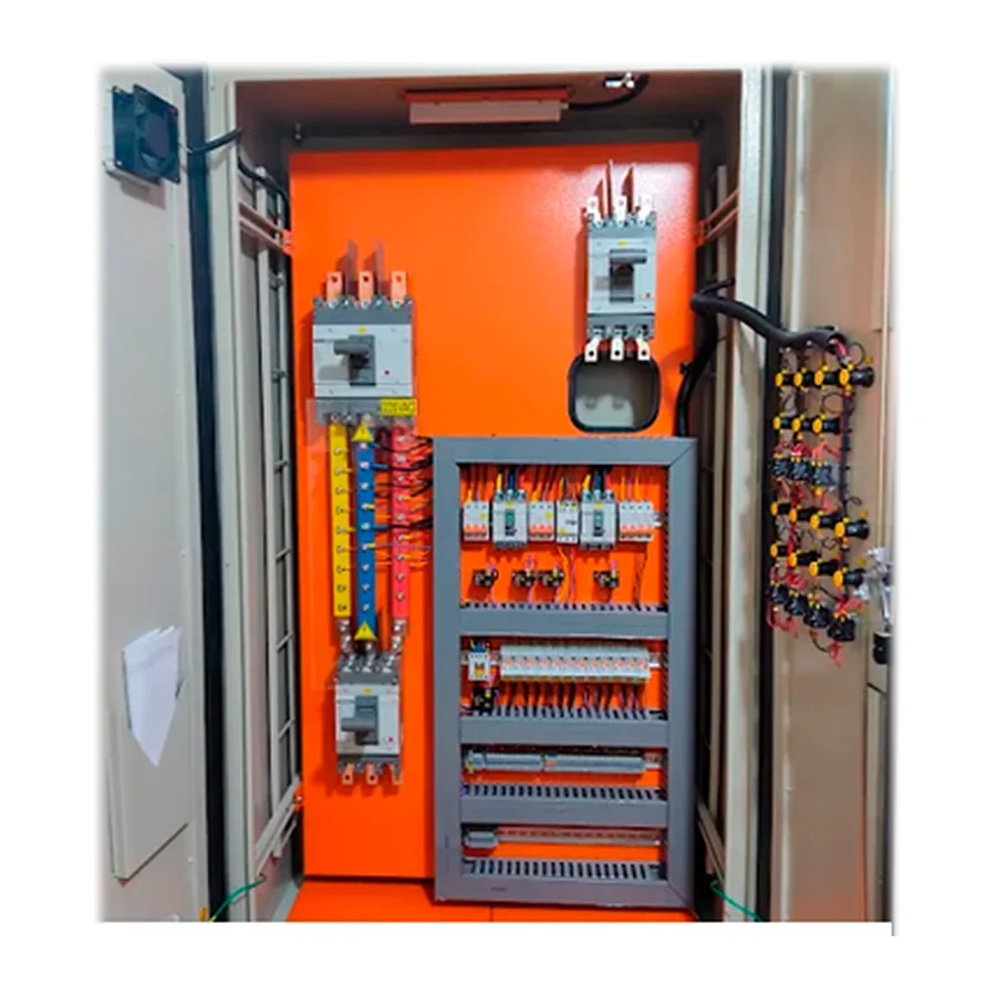 Interior de un tablero eléctrico de distribución en baja tensión fabricado por SOLINTECK, con barraje principal, protecciones derivadas y borneras