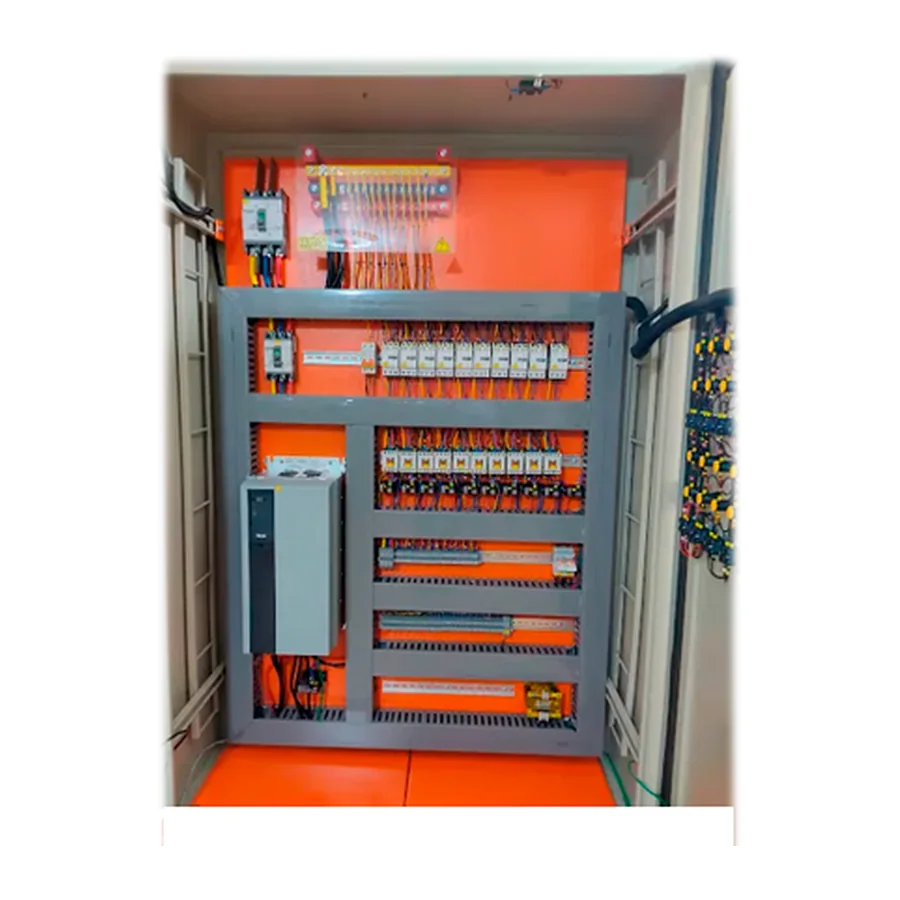 Interior de un tablero eléctrico de potencia y control en baja tensión fabricado por SOLINTECK, con interruptores de caja moldeada, borneras y cableado sobre placa de montaje