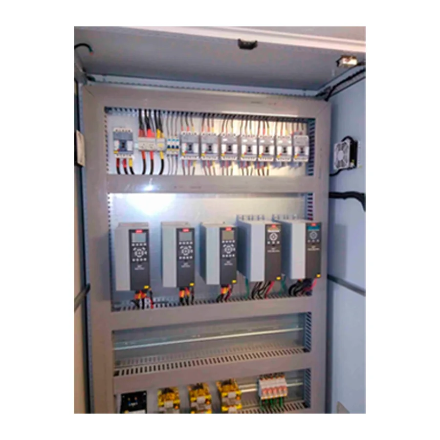 Interior de un tablero para variadores de velocidad en baja tensión fabricado por SOLINTECK, con varios variadores montados y cableado de potencia separado del de control