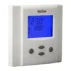 Termostato fancoil Vector Controls TLC3 en caja europea cuadrada, vista lateral derecha