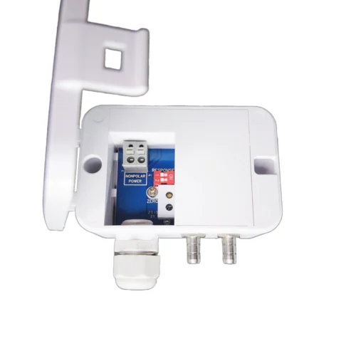 LFM108 interior conexiones Sensor de presión diferencial LFM108 con tapa abierta para ajuste de tiempo de respuesta y calibración en campo