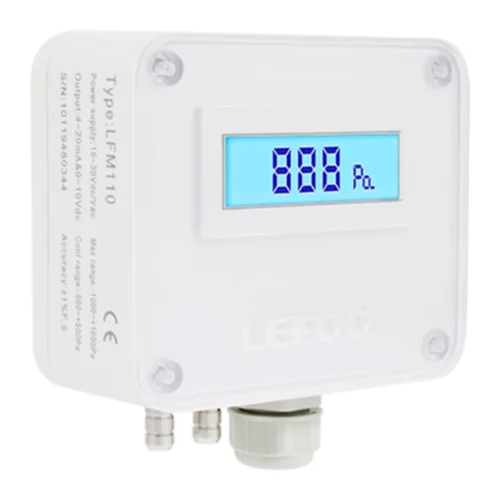 Transmisor LEFOO LFM11 — etiqueta de tipo y rango de presión Costado del transmisor LFM11 con la etiqueta de tipo LFM110, el rango de presión, la alimentación y el marcado CE