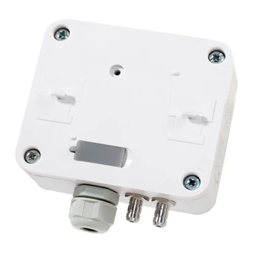 Transmisor LEFOO LFM11 — cara posterior y tomas de presión Cara posterior del transmisor LFM11 con la placa de montaje, el prensaestopas y las dos tomas de presión