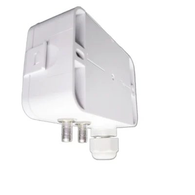 Vista lateral del transmisor LEFOO LFM108, donde se aprecian los puertos de presión y su carcasa compacta.