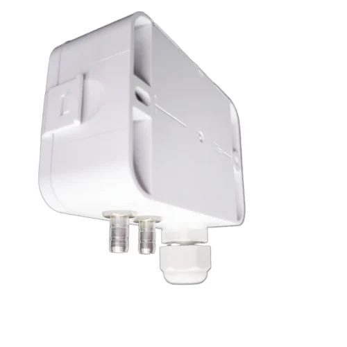 Vista lateral del Transmisor de Presión Diferencial LFM108 - LEFOO Vista lateral del transmisor LEFOO LFM108, donde se aprecian los puertos de presión y su carcasa compacta.