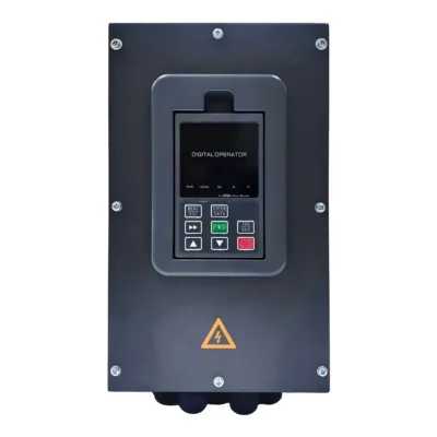 Variador de frecuencia IP54 Rievtech V910, vista frontal Vista frontal del variador de frecuencia IP54 Rievtech V910 con display digital y tornillos de sellado perimetral
