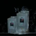 Variadores de frecuencia serie V910 recibiendo salpicaduras de agua, demostrando su alto grado de protección IP54 para ambientes húmedos.
